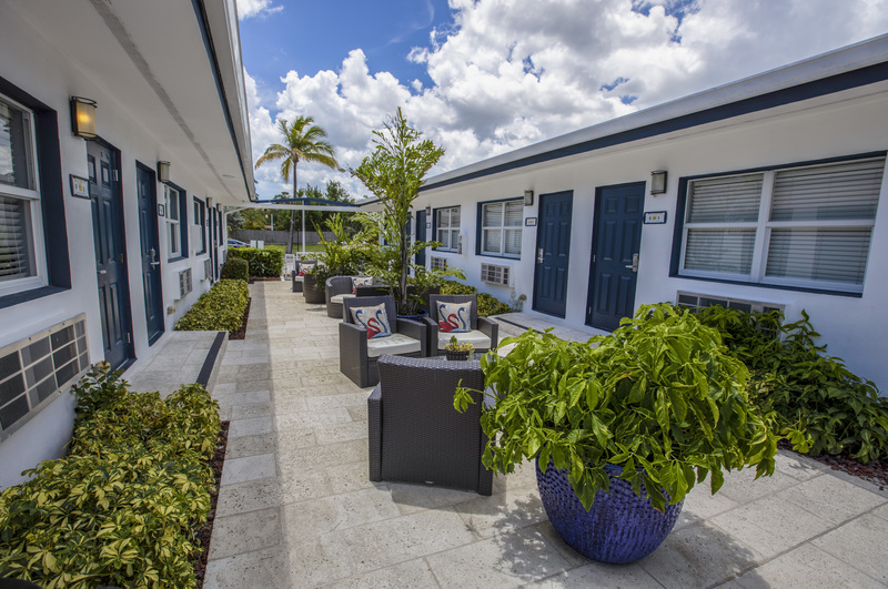 Hollywood Beach Suites Hotel Outside Area Between Buildings